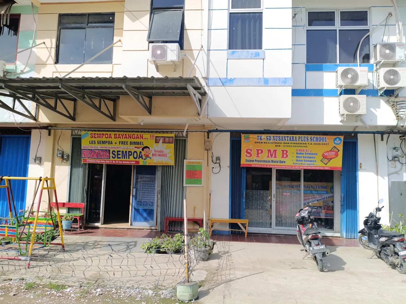 Dua ruko yang digunakan Nusantara Plus School untuk kegiatan TK dan SD